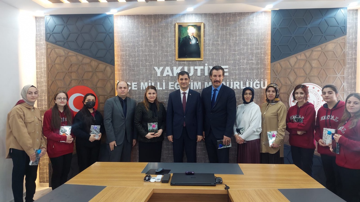 übitak 2204 A  Lise öğrencileri araştırma projeleri yarışmasında Erzurum bölge finaline davet edilmeye hak kazanan 4 projemizin öğretmen ve öğrencileri  Yakutiye ilçe milli eğitim müdürümüz sayın Cihan Kıvanç 'ın misafiri oldular.