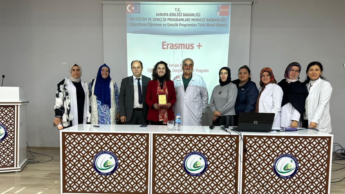 Erasmus Tanıtım Günleri Kapsamında Emel Çatal Anadolu Lisesi Okul Müdürü Çiğdem Hopur okulumuzda seminer verdi.